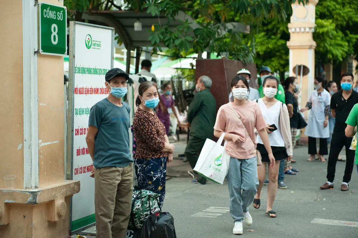 Công an kiểm tra việc đeo khẩu trang tại Hồ Gươm, cổng bệnh viện - Ảnh 10.