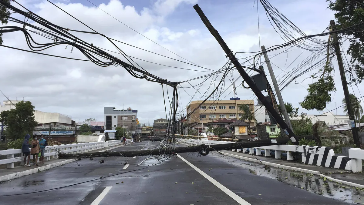 Siêu bão Goni hoành hành tại Philippines, ít nhất 10 người thiệt mạng - Ảnh 3.