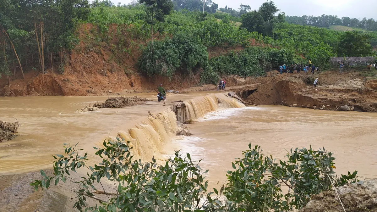 Thêm 4 chuyến bay chở hàng tiếp tế vào hai xã bị cô lập ở Phước Sơn - Ảnh 3.