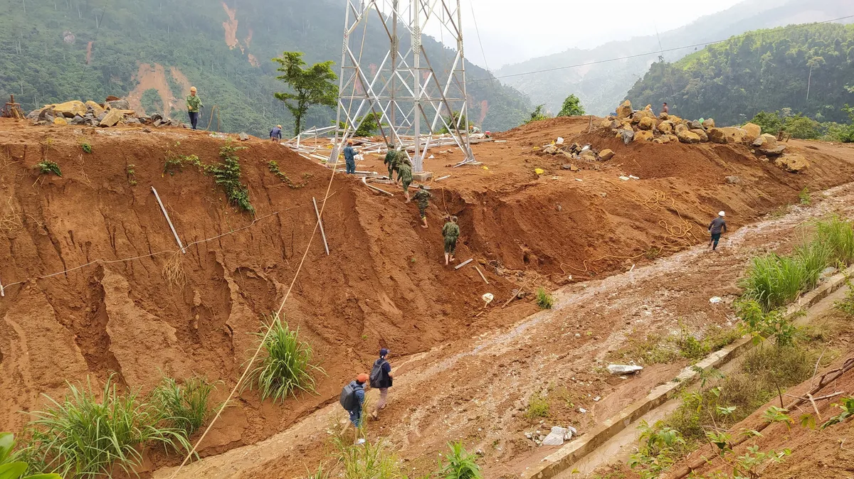 Thêm 4 chuyến bay chở hàng tiếp tế vào hai xã bị cô lập ở Phước Sơn - Ảnh 5.