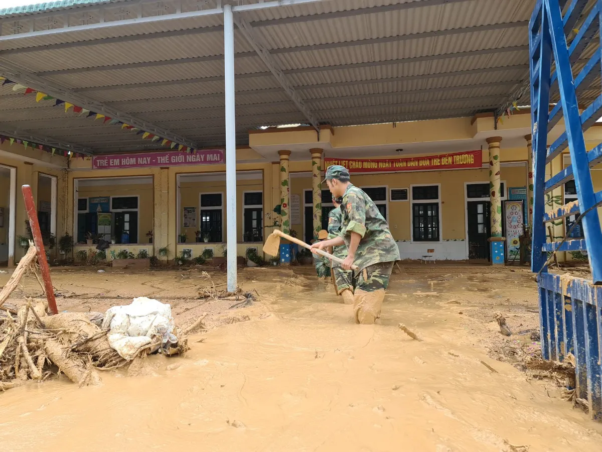 Bùn đất vẫn vùi lấp dày, nhiều trường ở Hà Tĩnh chưa thể dạy học trở lại - Ảnh 1.