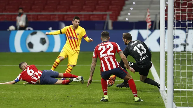 Atletico Madrid 1-0 Barcelona: Messi im tiếng, Barcelona thua trận thứ 3 trong m&ugrave;a giải - Ảnh 2.