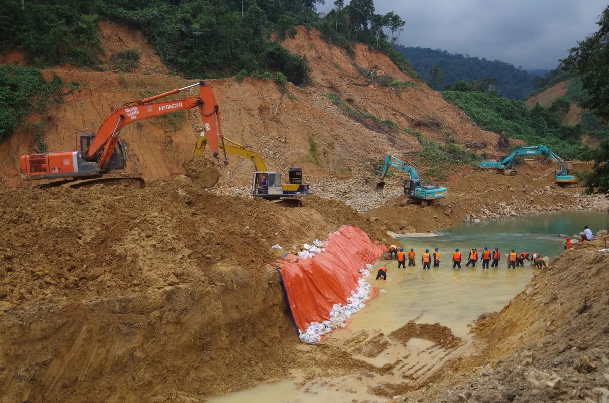 Cơ bản hoàn thành đắp đập và nắn dòng chảy suối Rào Trăng - Ảnh 3.