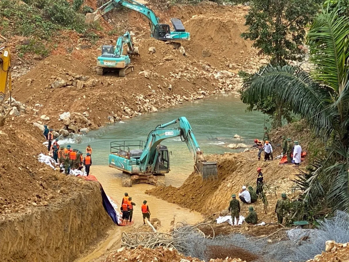 Vụ sạt lở Thủy điện Rào Trăng 3: Tranh thủ thời điểm thuận lợi để tìm kiếm nạn nhân - Ảnh 2.