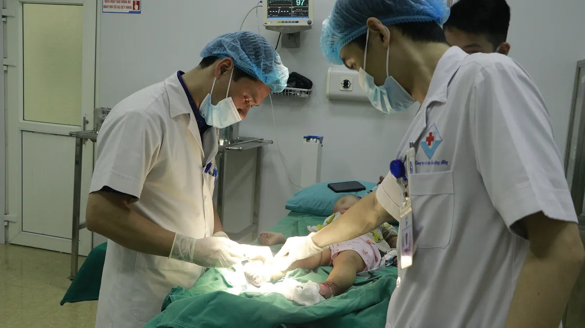 Đắp thuốc nam chữa bỏng, hai bàn chân bé trai bị nhiễm trùng nặng - Ảnh 1. Đắp thuốc nam chữa bỏng, hai bàn chân bé trai bị nhiễm trùng nặng - Ảnh 1.