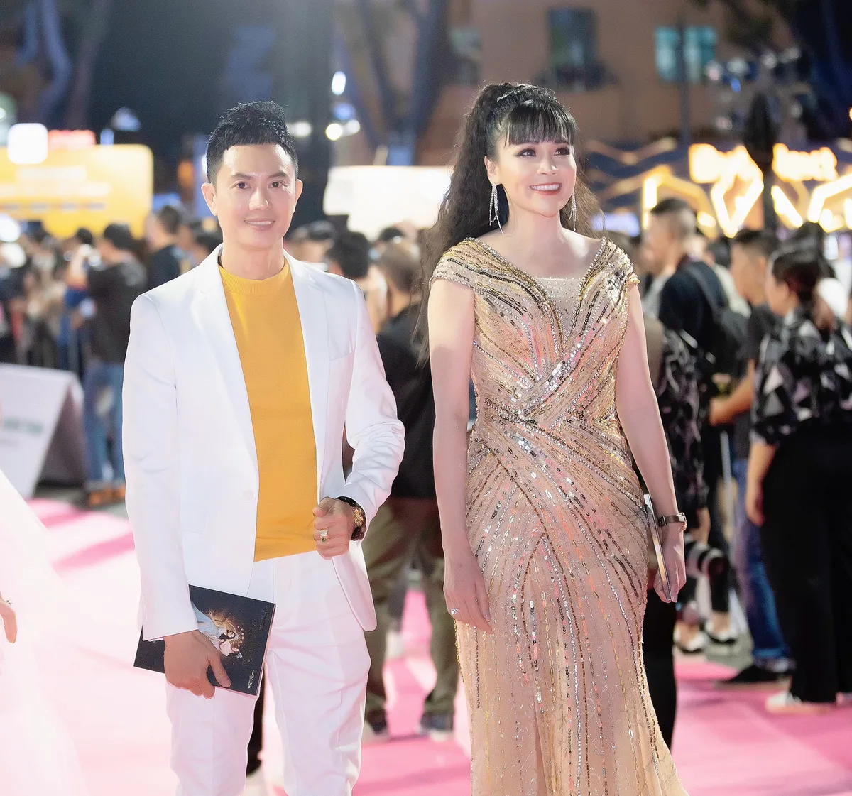 Hoa hậu doanh nh&acirc;n Phạm B&iacute;ch Thủy sải bước thảm đỏ Hoa hậu Việt Nam 2020 c&ugrave;ng NTK Ng&ocirc; Nhật Huy - Ảnh 1.