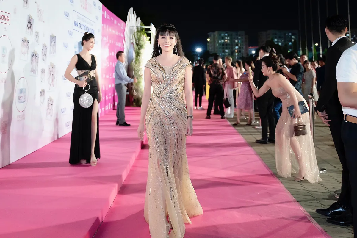 Hoa hậu doanh nh&acirc;n Phạm B&iacute;ch Thủy sải bước thảm đỏ Hoa hậu Việt Nam 2020 c&ugrave;ng NTK Ng&ocirc; Nhật Huy - Ảnh 3.