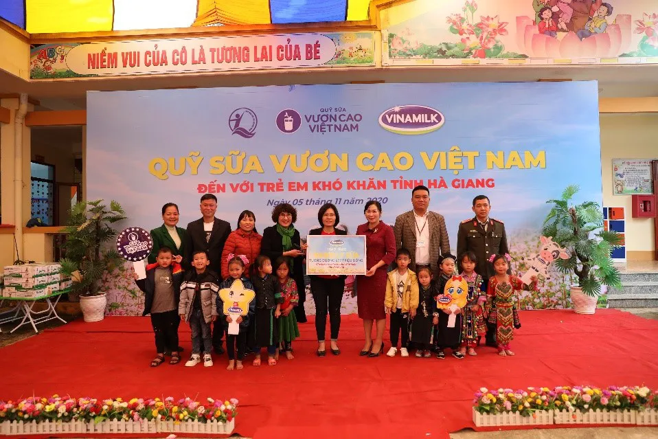 Vinamilk và Quỹ sữa Vươn cao Việt Nam trao tặng 94.000 ly sữa cho trẻ em khó khăn ở Hà Giang - Ảnh 2.