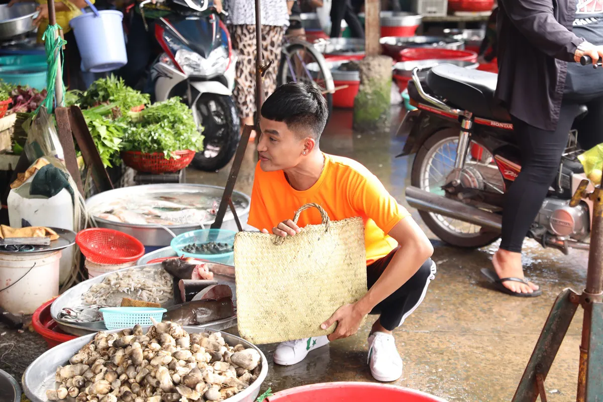 Mạc Văn Khoa khoái chí vì chơi xỏ được khách mời Ẩm thực kỳ thú - Ảnh 1.