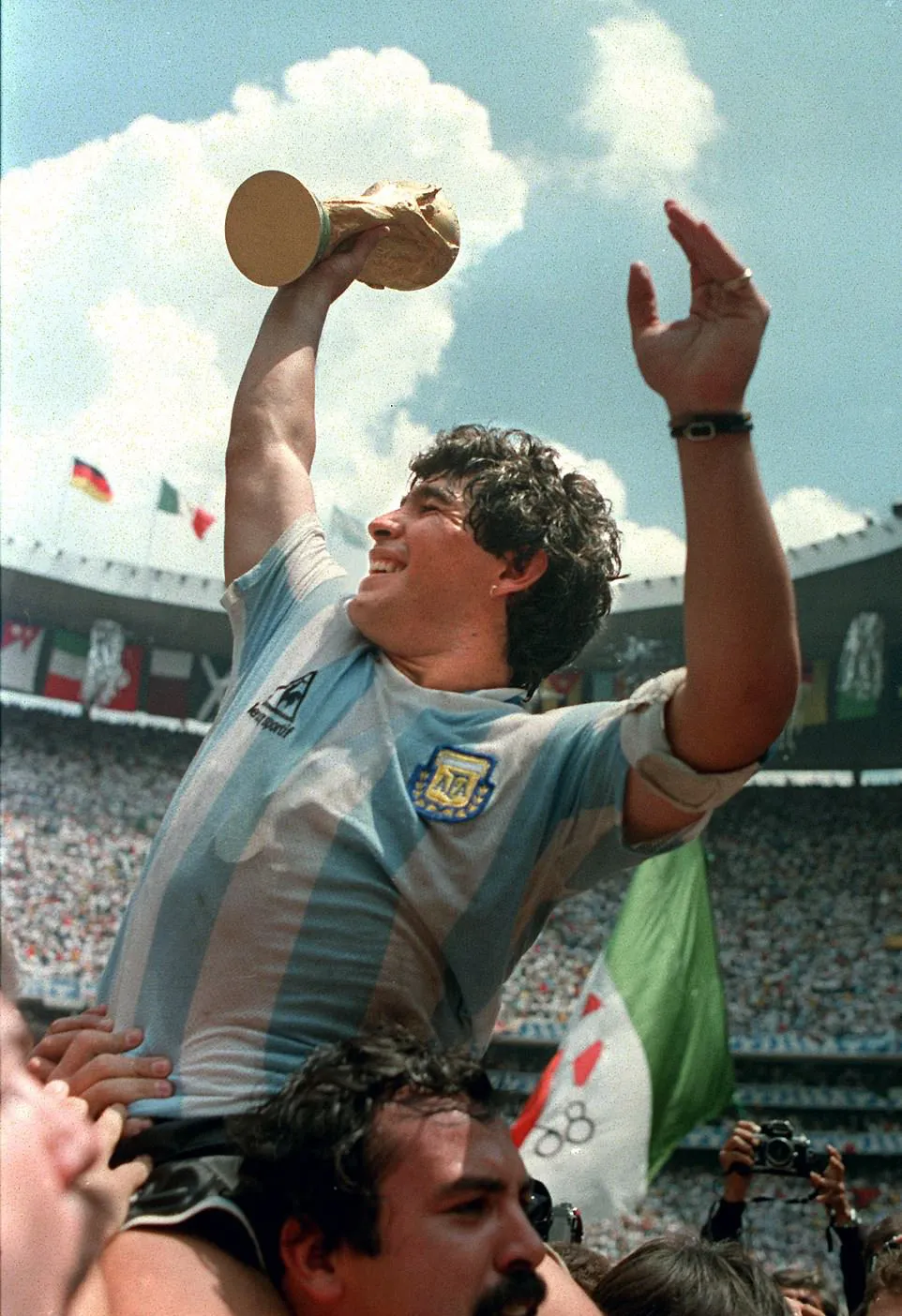 Pele muốn chơi bóng với Maradona trên trời - Ảnh 1. Pele muốn chơi bóng với Maradona trên trời - Ảnh 1.