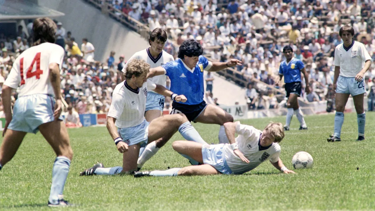 Nhìn lại hai bàn thắng lịch sử của Diego Maradona vào lưới tuyển Anh ở World Cup 1986 - Ảnh 3. Nhìn lại hai bàn thắng lịch sử của Diego Maradona vào lưới tuyển Anh ở World Cup 1986 - Ảnh 3.