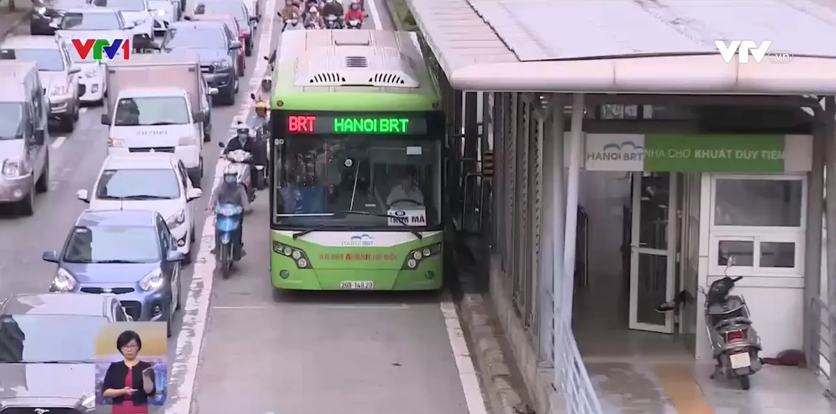 Thêm làn đường riêng cho xe bus ở Hà Nội: Liệu có giải quyết ùn tắc? - Ảnh 1.