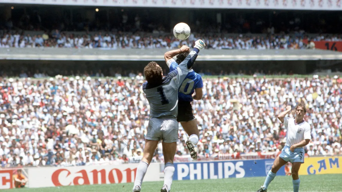 Nhìn lại hai bàn thắng lịch sử của Diego Maradona vào lưới tuyển Anh ở World Cup 1986 - Ảnh 1. Nhìn lại hai bàn thắng lịch sử của Diego Maradona vào lưới tuyển Anh ở World Cup 1986 - Ảnh 1.