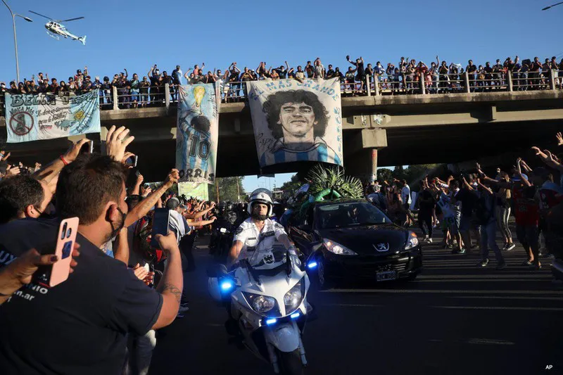 Chủ tịch LĐBĐVN gửi thư chia buồn tới gia đình huyền thoại bóng đá Diego Maradona - Ảnh 3. Chủ tịch LĐBĐVN gửi thư chia buồn tới gia đình huyền thoại bóng đá Diego Maradona - Ảnh 3.
