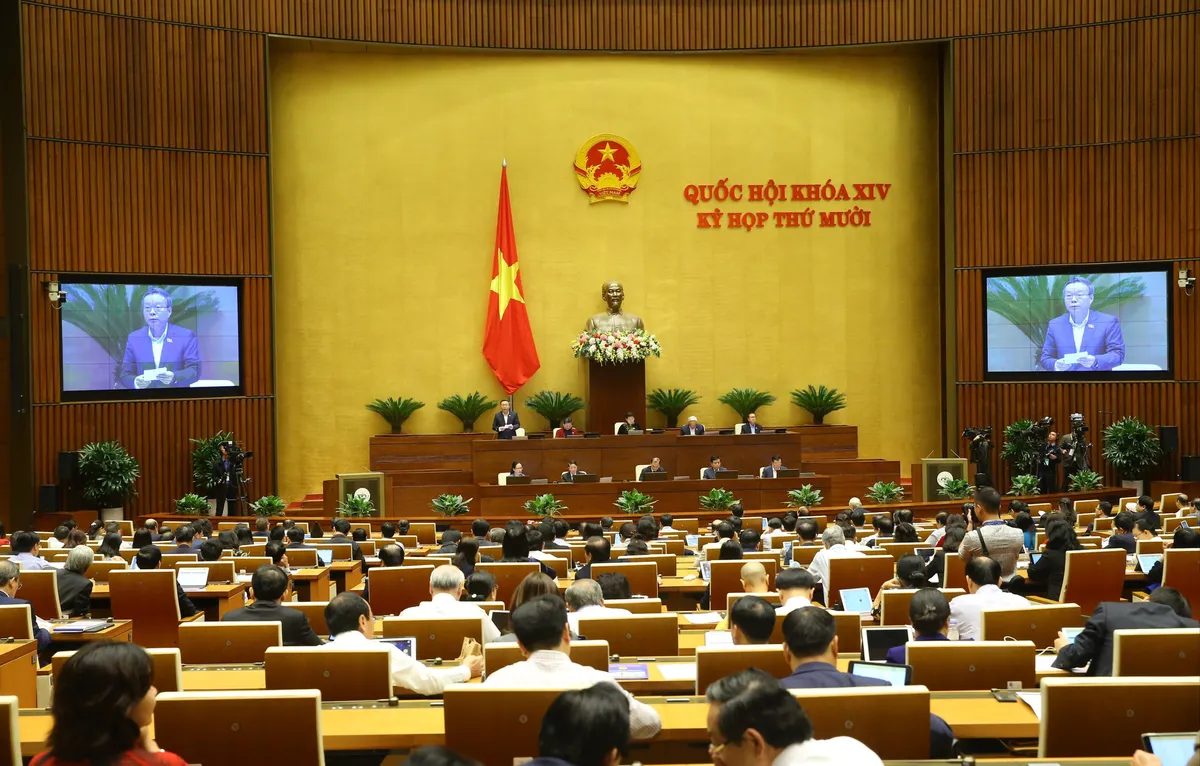 ĐBQH Nguyễn Quốc Hận: Học sinh với màu áo trắng tinh khôi phải bì bõm lội trong làn nước ngập sâu - Ảnh 1. ĐBQH Nguyễn Quốc Hận: Học sinh với màu áo trắng tinh khôi phải bì bõm lội trong làn nước ngập sâu - Ảnh 1.
