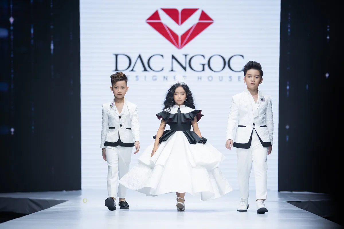 W Fashion show quy tụ những thiết kế thời trang độc đáo - Ảnh 3. W Fashion show quy tụ những thiết kế thời trang độc đáo - Ảnh 3.