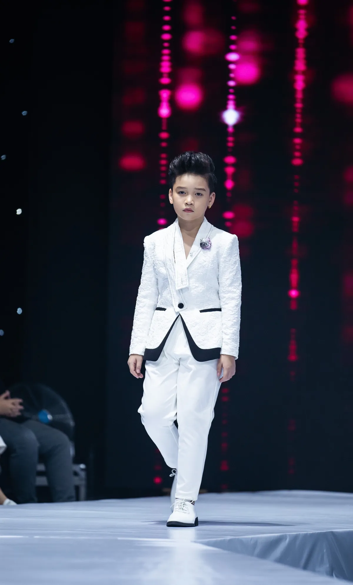 W Fashion show quy tụ những thiết kế thời trang độc đáo - Ảnh 4. W Fashion show quy tụ những thiết kế thời trang độc đáo - Ảnh 4.