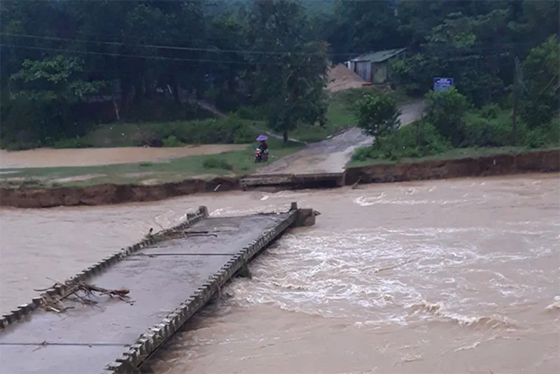 Mưa lớn gây lũ lụt, học sinh Khánh Hòa, Ninh Thuận phải nghỉ học - Ảnh 2.