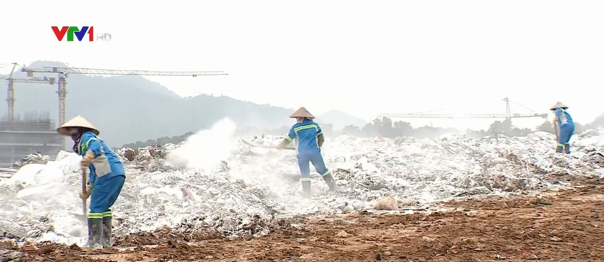 Vệ sinh môi trường khu liên hợp chất thải Nam Sơn, chặn đứng phát tán mùi ra khu dân cư - Ảnh 1.