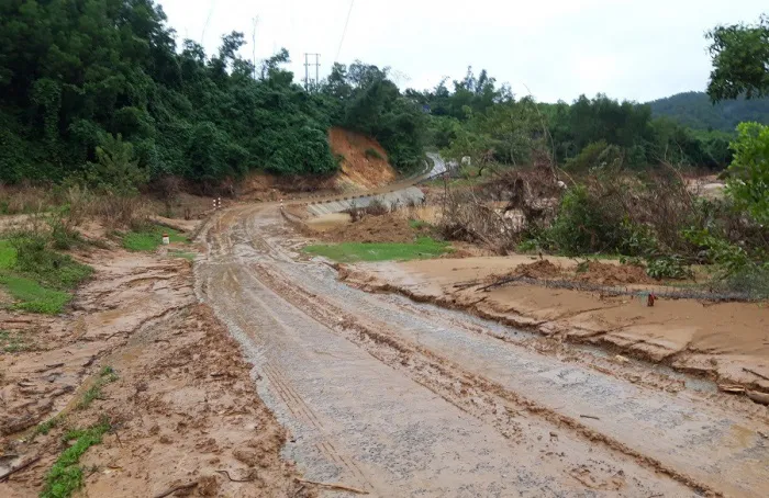 Nối thông cầu tràn bị lũ cuốn trên tỉnh lộ 571 ở Quảng Trị - Ảnh 3.