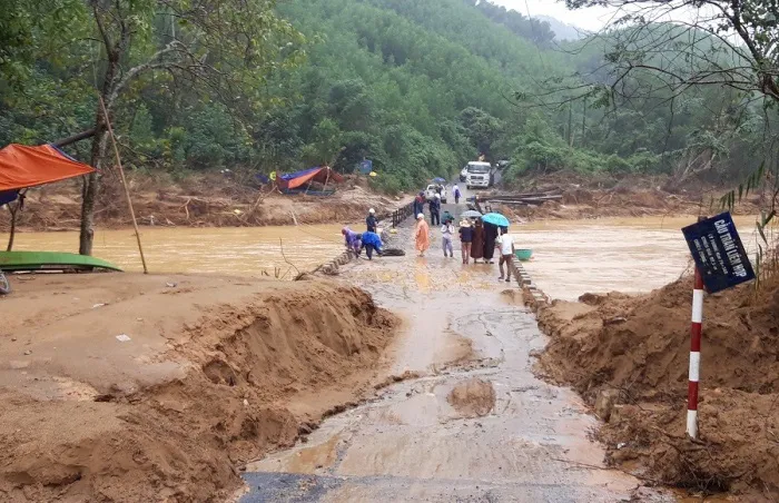 Nối thông cầu tràn bị lũ cuốn trên tỉnh lộ 571 ở Quảng Trị - Ảnh 6.