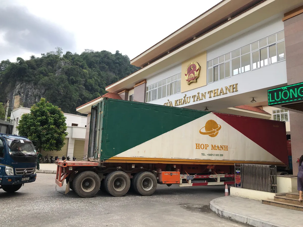Tăng thời gian thông quan hàng hóa tại cửa khẩu Hữu Nghị và Tân Thanh - Ảnh 1.