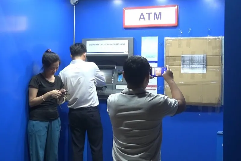 Nhậu say, vác búa đập nát máy ATM đòi tiền - Ảnh 1.