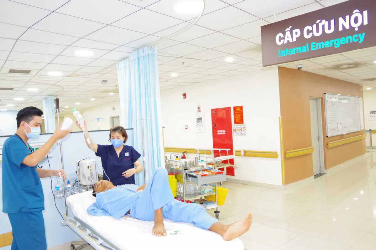 Trực thăng đưa gấp bệnh nhân từ Trường Sa về đất liền cấp cứu - Ảnh 2.