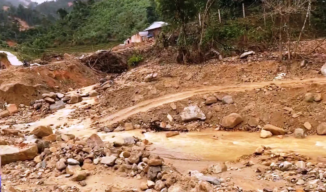 Liên tục sạt lở đường, Quảng Nam ban bố tình huống khẩn cấp - Ảnh 5.