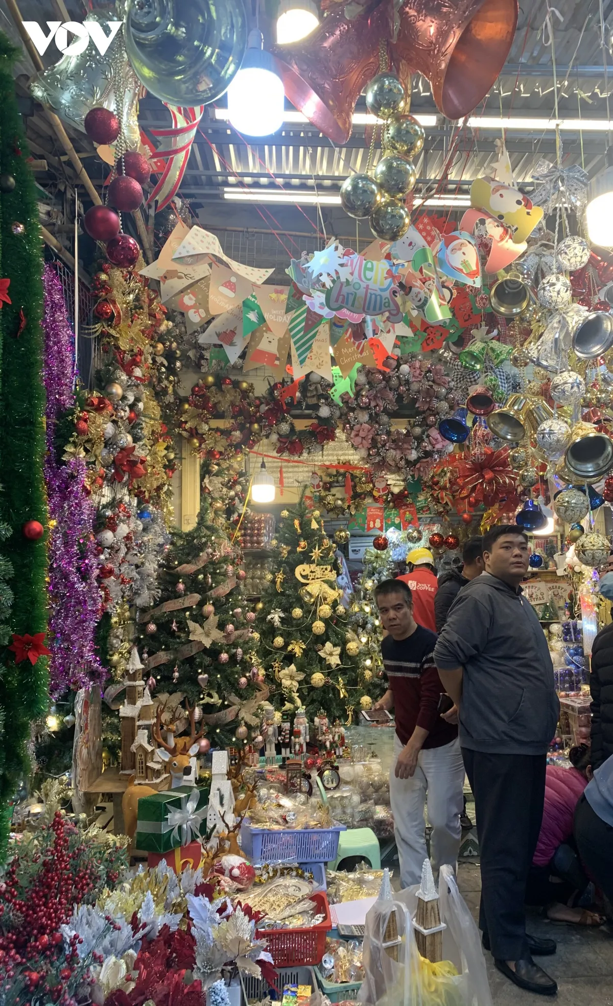 Thị trường Noel 2020 sôi động nhưng sức mua giảm sâu - Ảnh 1. Thị trường Noel 2020 sôi động nhưng sức mua giảm sâu - Ảnh 1.
