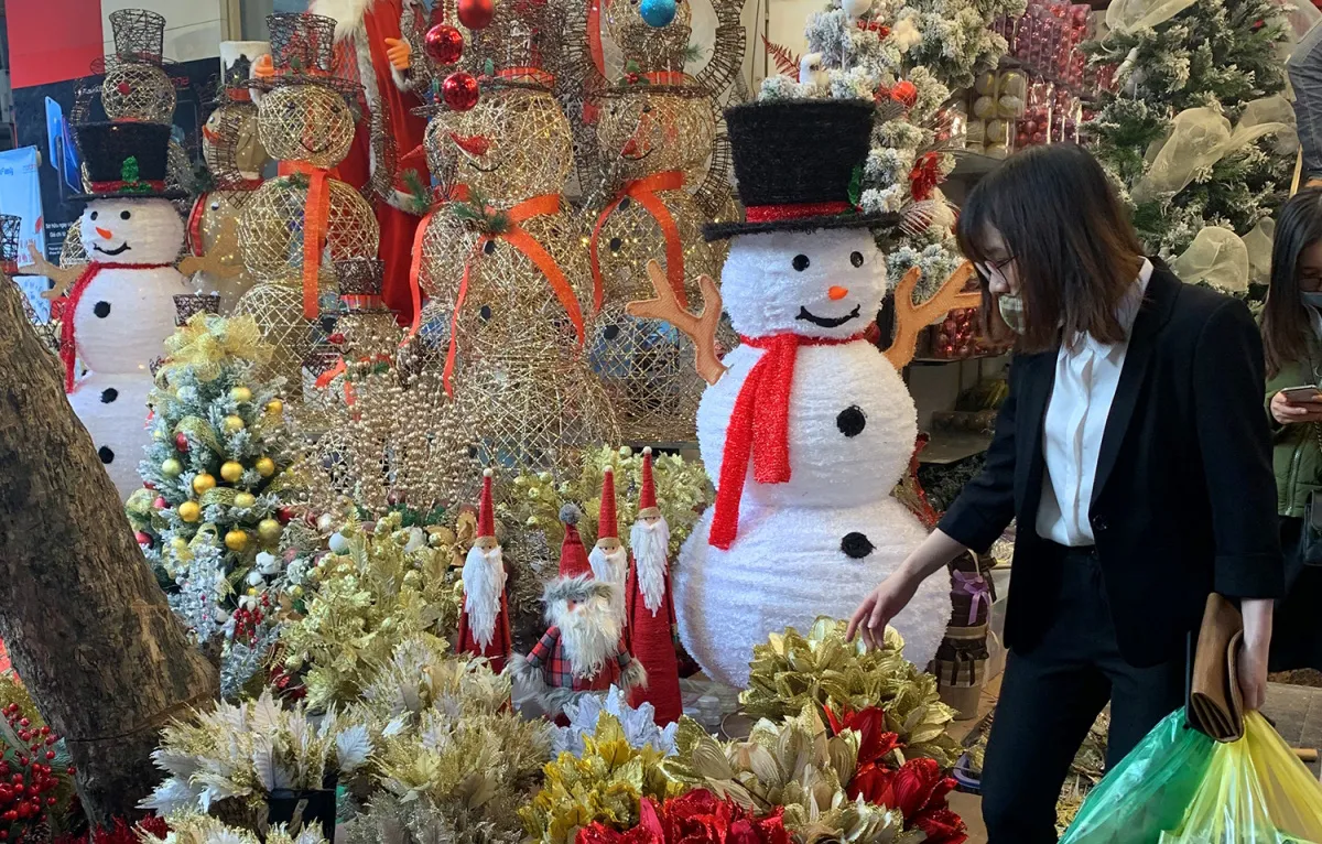 Thị trường Noel 2020 sôi động nhưng sức mua giảm sâu - Ảnh 2. Thị trường Noel 2020 sôi động nhưng sức mua giảm sâu - Ảnh 2.