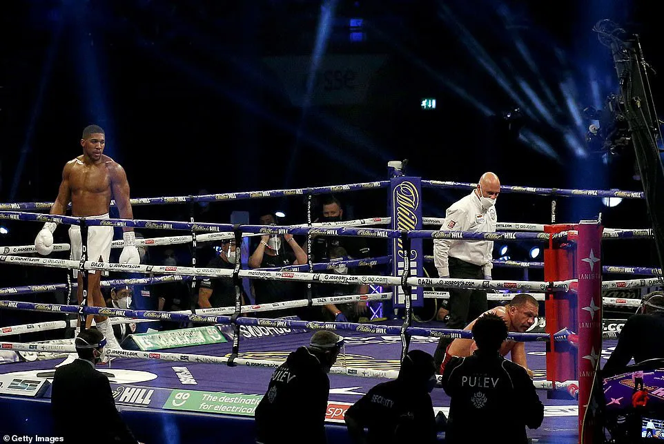 Anthony Joshua thắng knock-out Kubrat Pulev ở hiệp 9 - Ảnh 2. Anthony Joshua thắng knock-out Kubrat Pulev ở hiệp 9 - Ảnh 2.