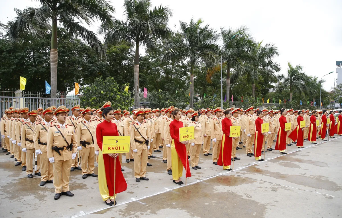 [Ảnh] CSGT ra quân bảo đảm trật tự, an toàn giao thông phục vụ bảo vệ Đại hội XIII của Đảng - Ảnh 1.