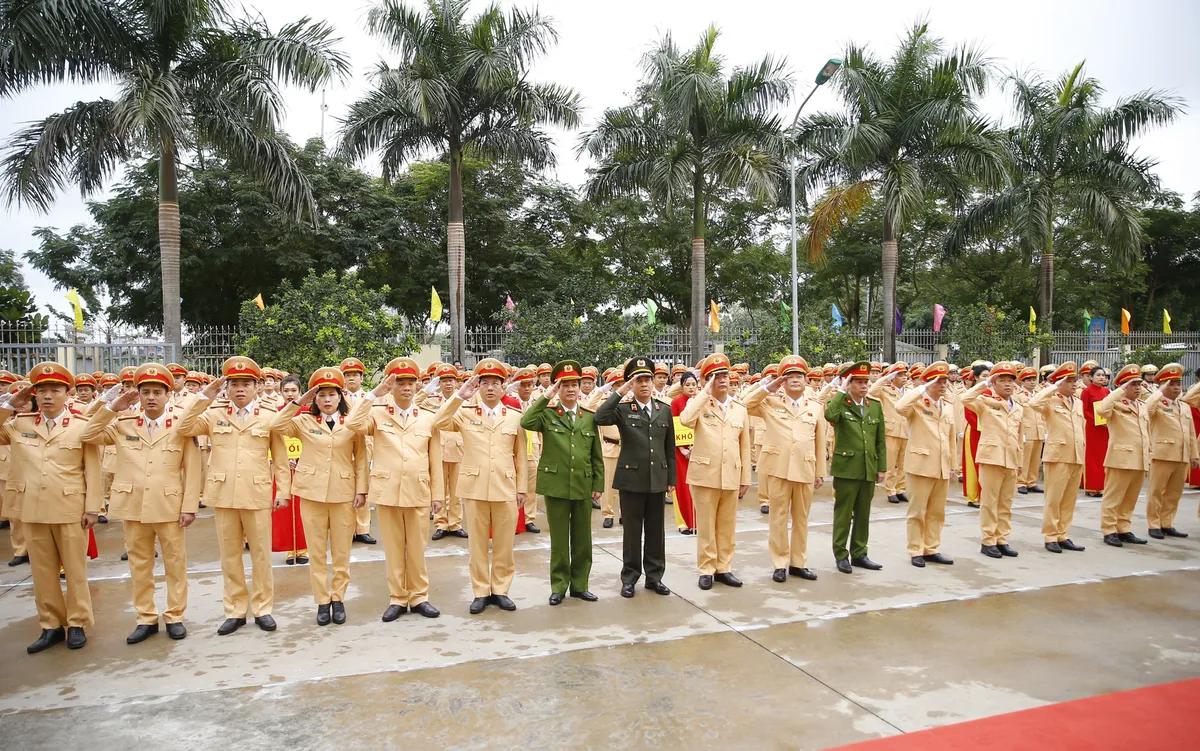 [Ảnh] CSGT ra quân bảo đảm trật tự, an toàn giao thông phục vụ bảo vệ Đại hội XIII của Đảng - Ảnh 2.