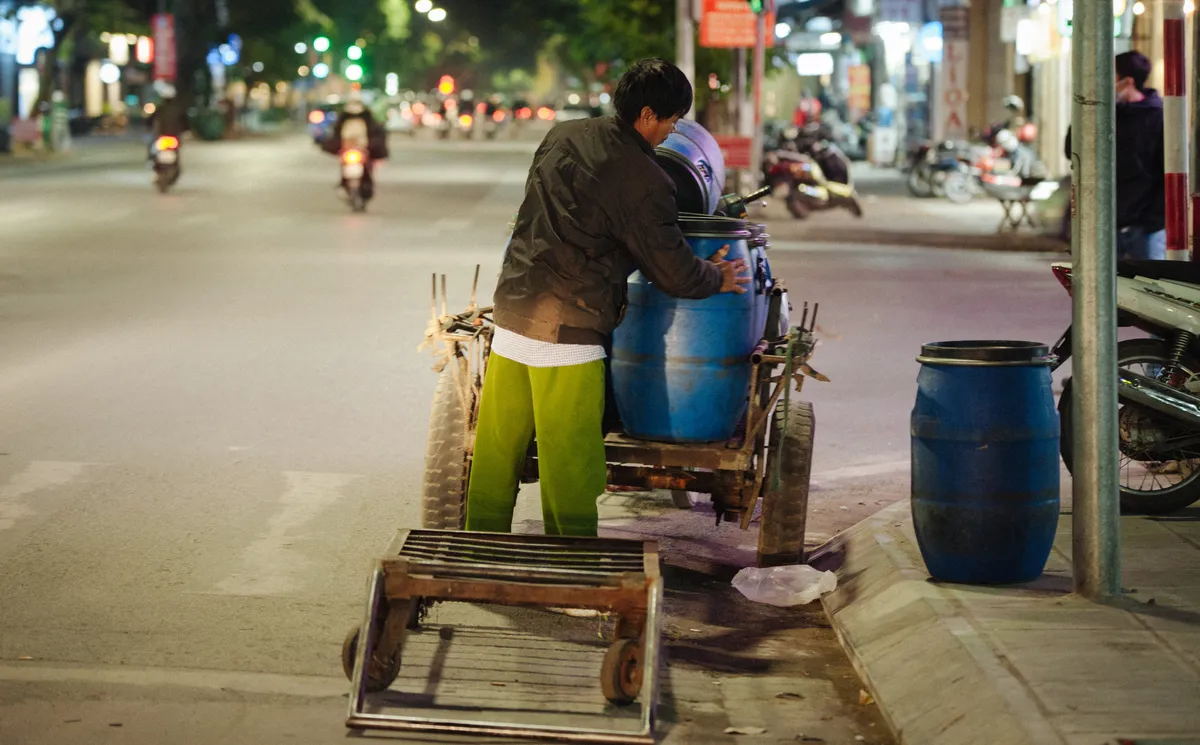 Hà Nội rét đậm, gánh nặng mưu sinh càng thêm nặng - Ảnh 7.