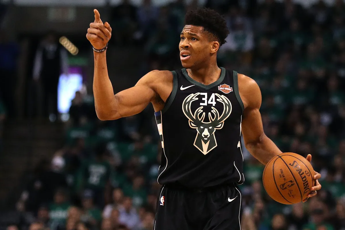 Giannis Antetokounmpo k&yacute; hợp đồng kỷ lục NBA - Ảnh 1.
