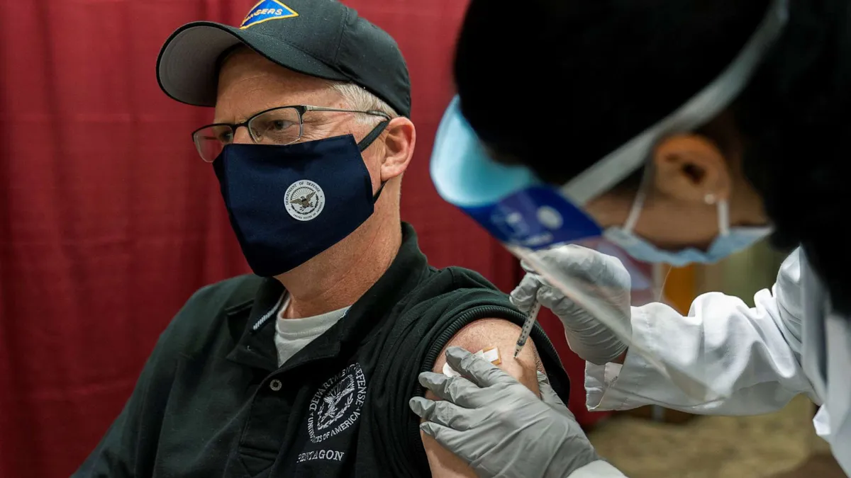 Ông Joe Biden tuyên bố sẽ công khai tiêm vaccine COVID-19 - Ảnh 1.