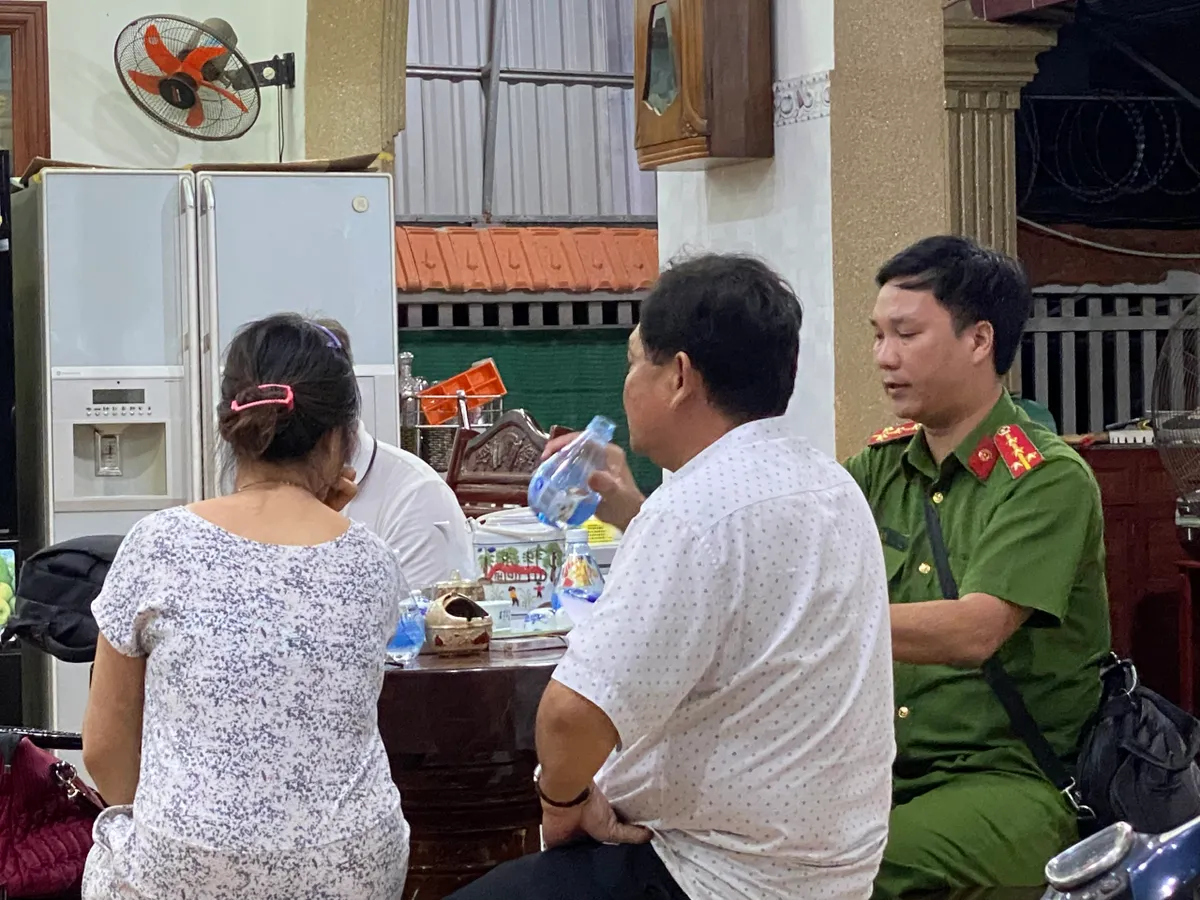 Thu giữ hàng trăm sổ đỏ, 2 khẩu súng trong biệt thự dát vàng của Thiện Soi - Ảnh 2.