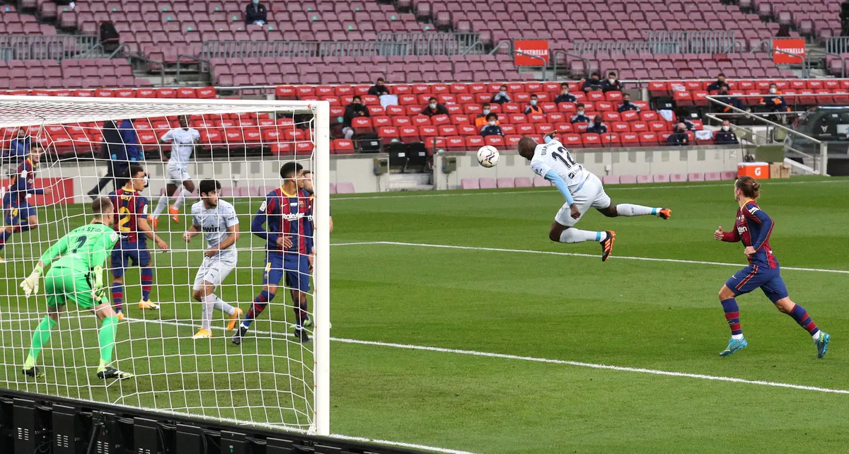 Barcelona 2-2 Valencia: Messi cân bằng kỷ lục của Pele nhưng Barca vẫn chia điểm - Ảnh 2. Barcelona 2-2 Valencia: Messi cân bằng kỷ lục của Pele nhưng Barca vẫn chia điểm - Ảnh 2.