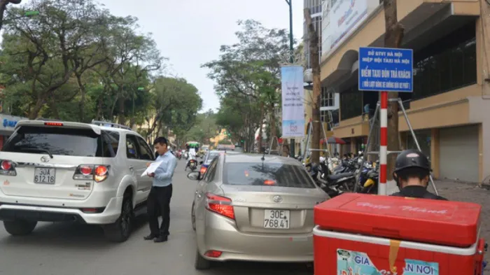 Hà Nội nghiên cứu mở thêm điểm dừng đỗ dành riêng cho taxi - Ảnh 2.