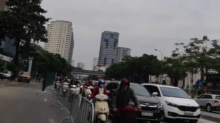 Mở làn ưu tiên xe bus BRT cho các phương tiện khác trên tuyến Hoàng Minh Giám - Vũ Hữu - Ảnh 1.