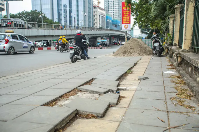 Tăng cường kiểm tra việc lát đá vỉa hè, tránh làm từng đoạn rồi ghép vào - Ảnh 1.