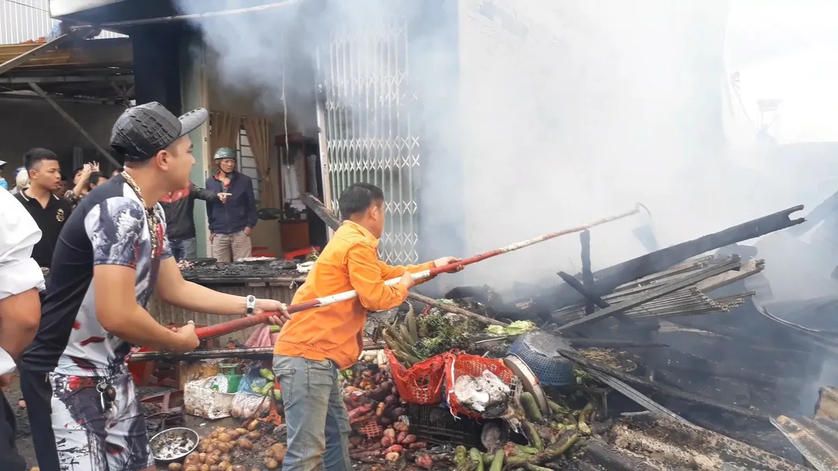 Hỏa hoạn thiêu rụi 4 căn nhà liền kề - Ảnh 1.