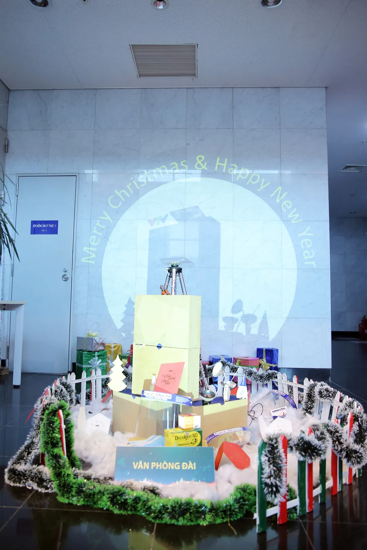 VTV Christmas go Green - Lung linh sắc màu Giáng sinh tại Đài Truyền hình Việt Nam - Ảnh 6. VTV Christmas go Green - Lung linh sắc màu Giáng sinh tại Đài Truyền hình Việt Nam - Ảnh 6.