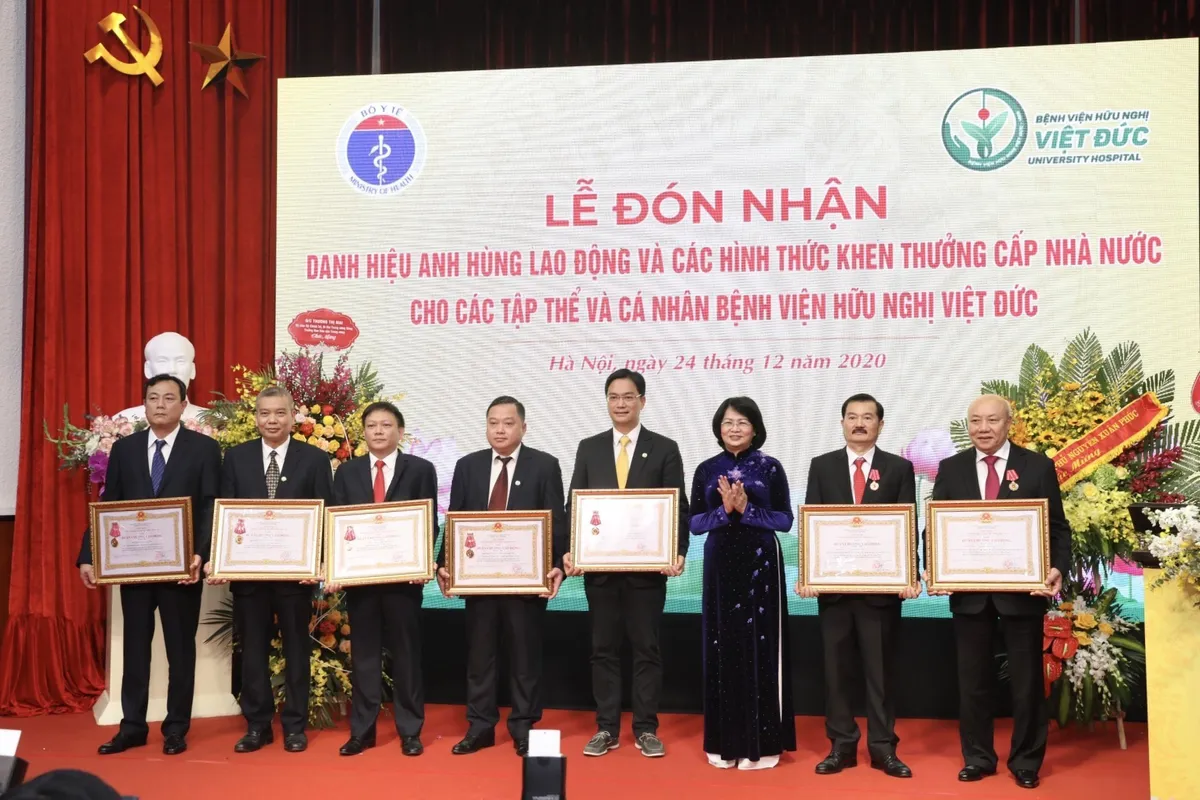 Gi&aacute;m đốc Bệnh viện Việt Đức được phong tặng danh hiệu Anh h&ugrave;ng lao động - Ảnh 2.