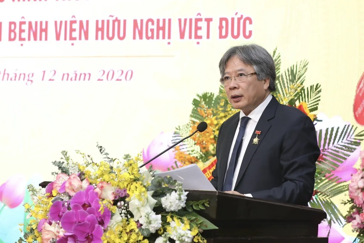 Gi&aacute;m đốc Bệnh viện Việt Đức được phong tặng danh hiệu Anh h&ugrave;ng lao động - Ảnh 1.