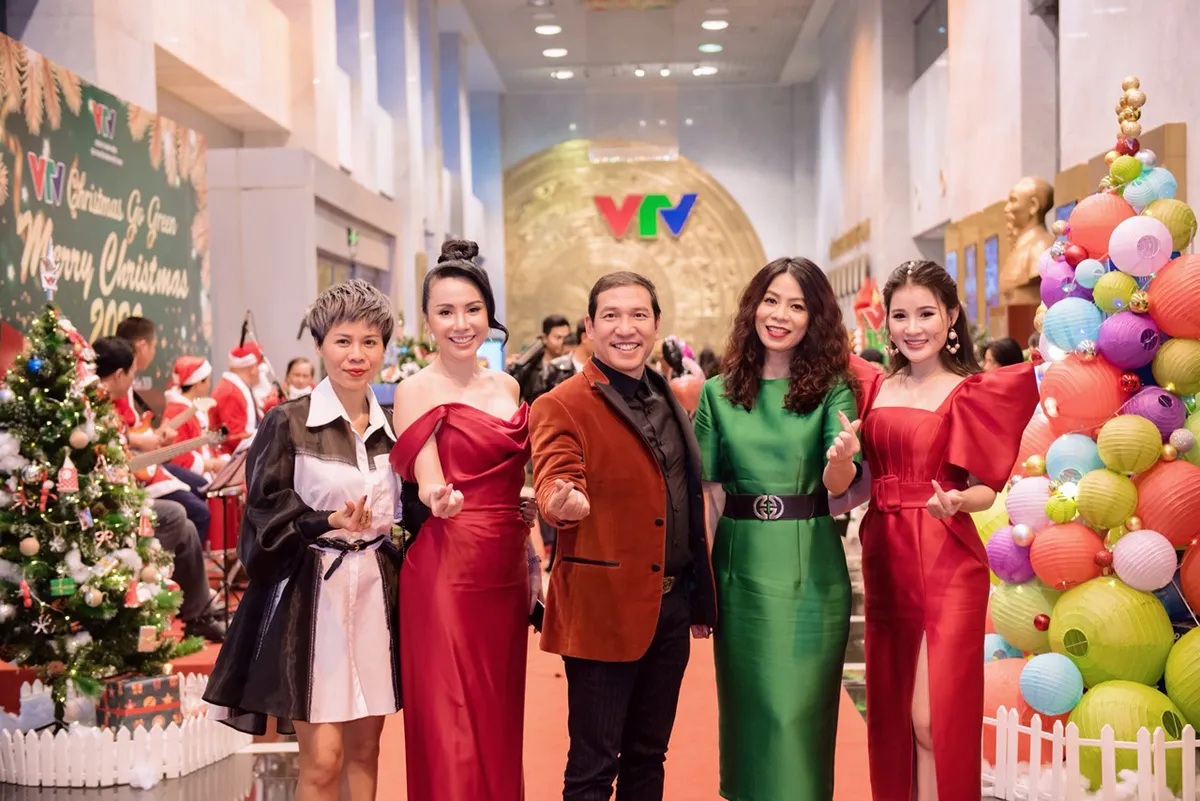 VTV Christmas go Green - Lung linh sắc màu Giáng sinh tại Đài Truyền hình Việt Nam - Ảnh 1. VTV Christmas go Green - Lung linh sắc màu Giáng sinh tại Đài Truyền hình Việt Nam - Ảnh 1.