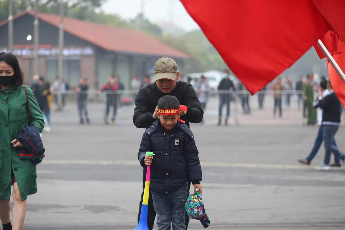 Ảnh: Cổ động viên hâm nóng bầu không khí trước trận giao hữu ĐTQG Việt Nam - U22 Việt Nam - Ảnh 5.