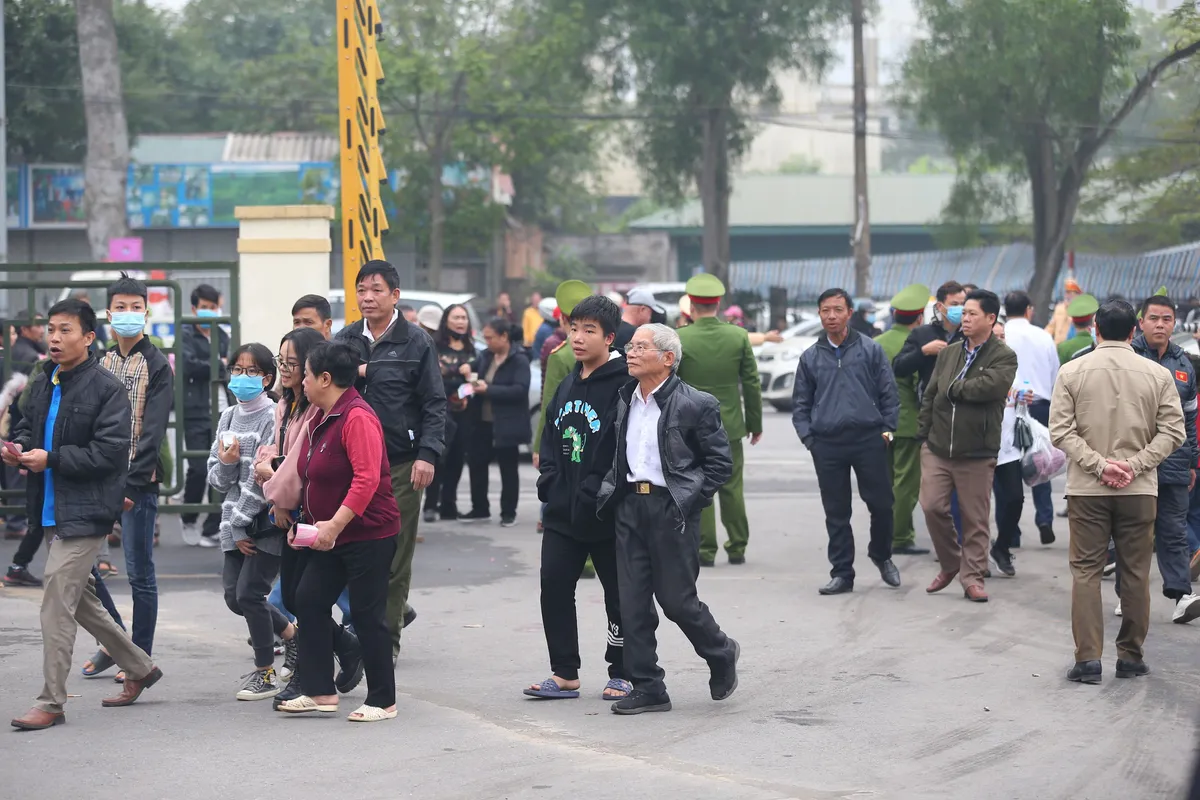 Ảnh: Cổ động viên hâm nóng bầu không khí trước trận giao hữu ĐTQG Việt Nam - U22 Việt Nam - Ảnh 1.