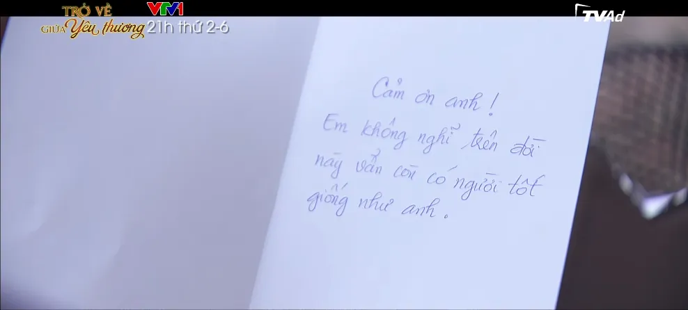 Trở về giữa yêu thương - Tập 9: Gái trẻ gửi quà cho Toàn, bà Vui hàng xóm lại nghĩ ông Phương có bồ - Ảnh 1.